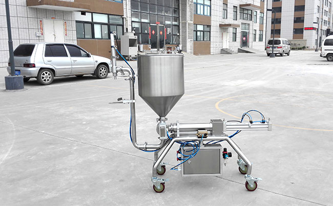 星火配線式辣椒醬自動(dòng)灌裝機(jī)展示