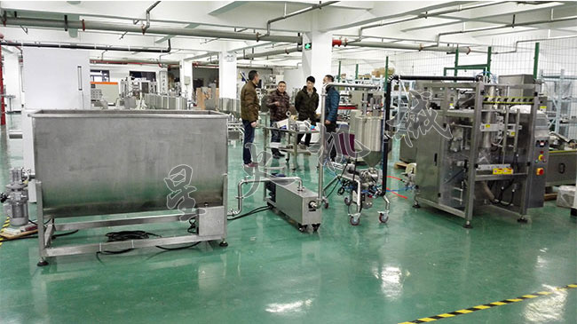 客戶來全自動灌裝機廠房試機