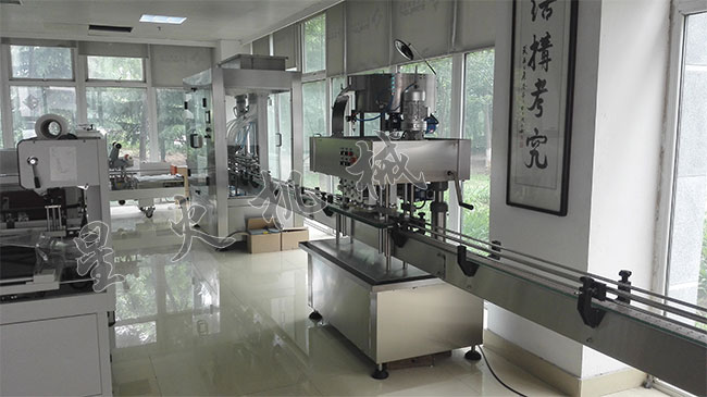 車間實拍全自動辣椒醬灌裝機生產(chǎn)線