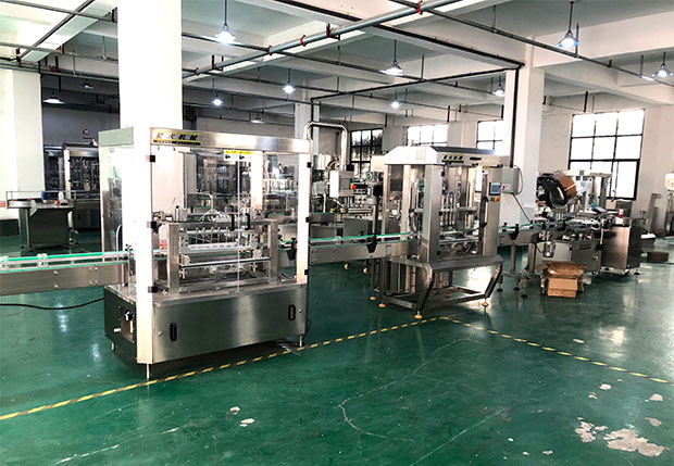 大顆粒醬料灌裝機械設(shè)備展示