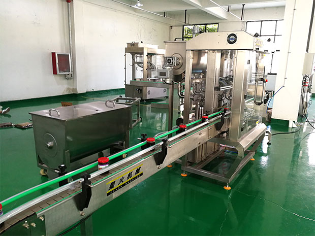 自動(dòng)化辣椒醬灌裝機(jī)生產(chǎn)設(shè)備展示